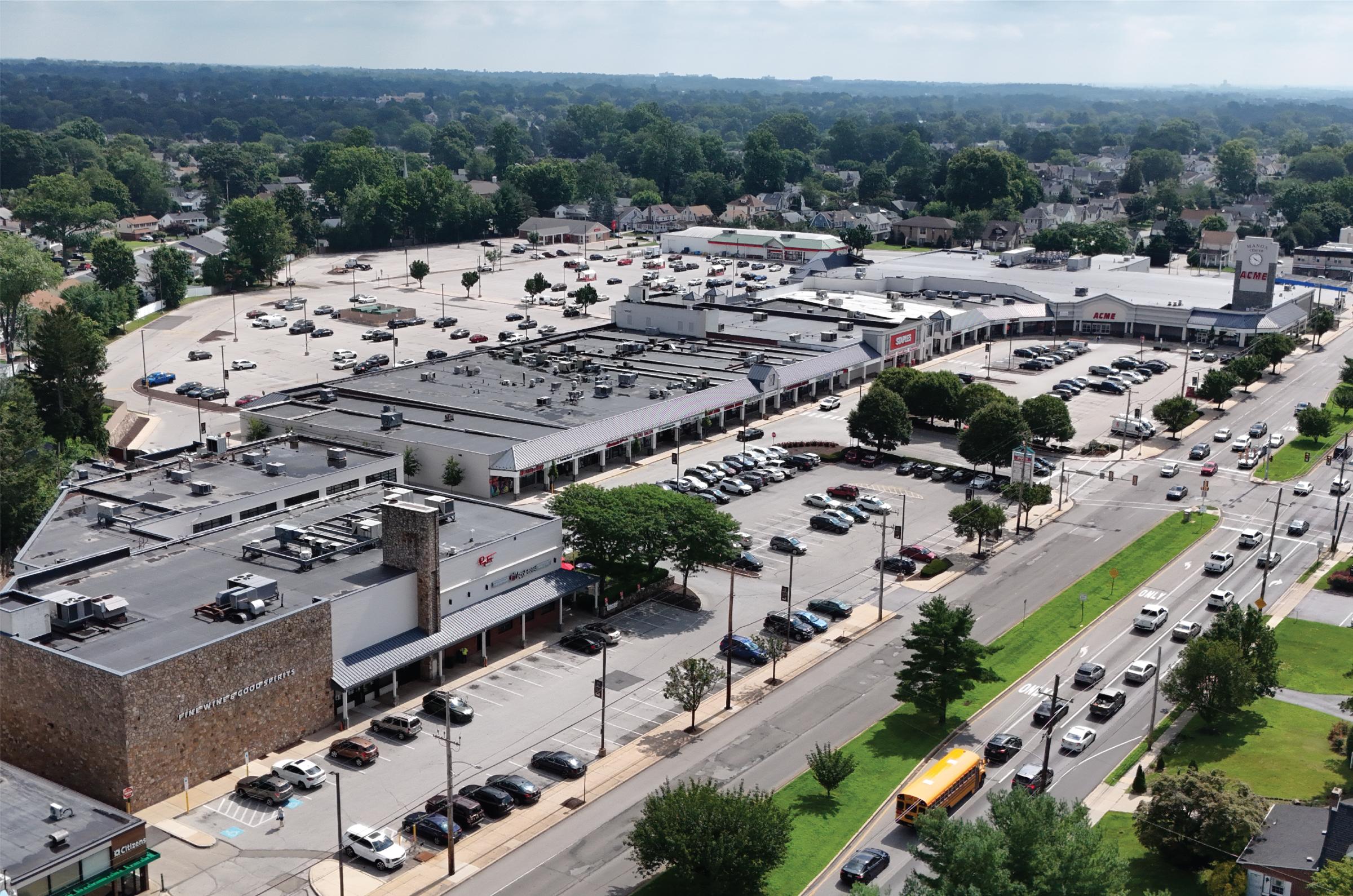 Manoa Shopping Center exterior view